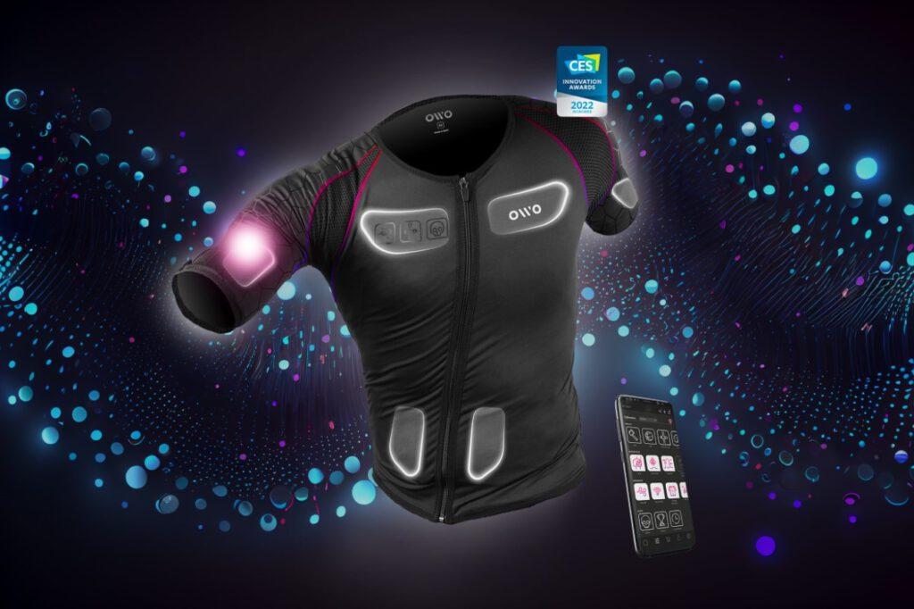 חולצת haptic feedback בצבע שחור בשימוש עם מציאות מדומה